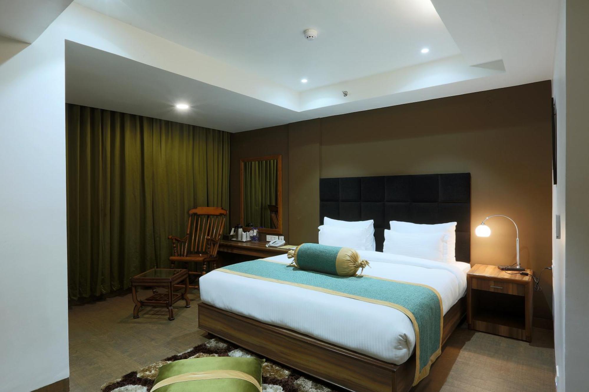 Aroma Delhi Airport 4*