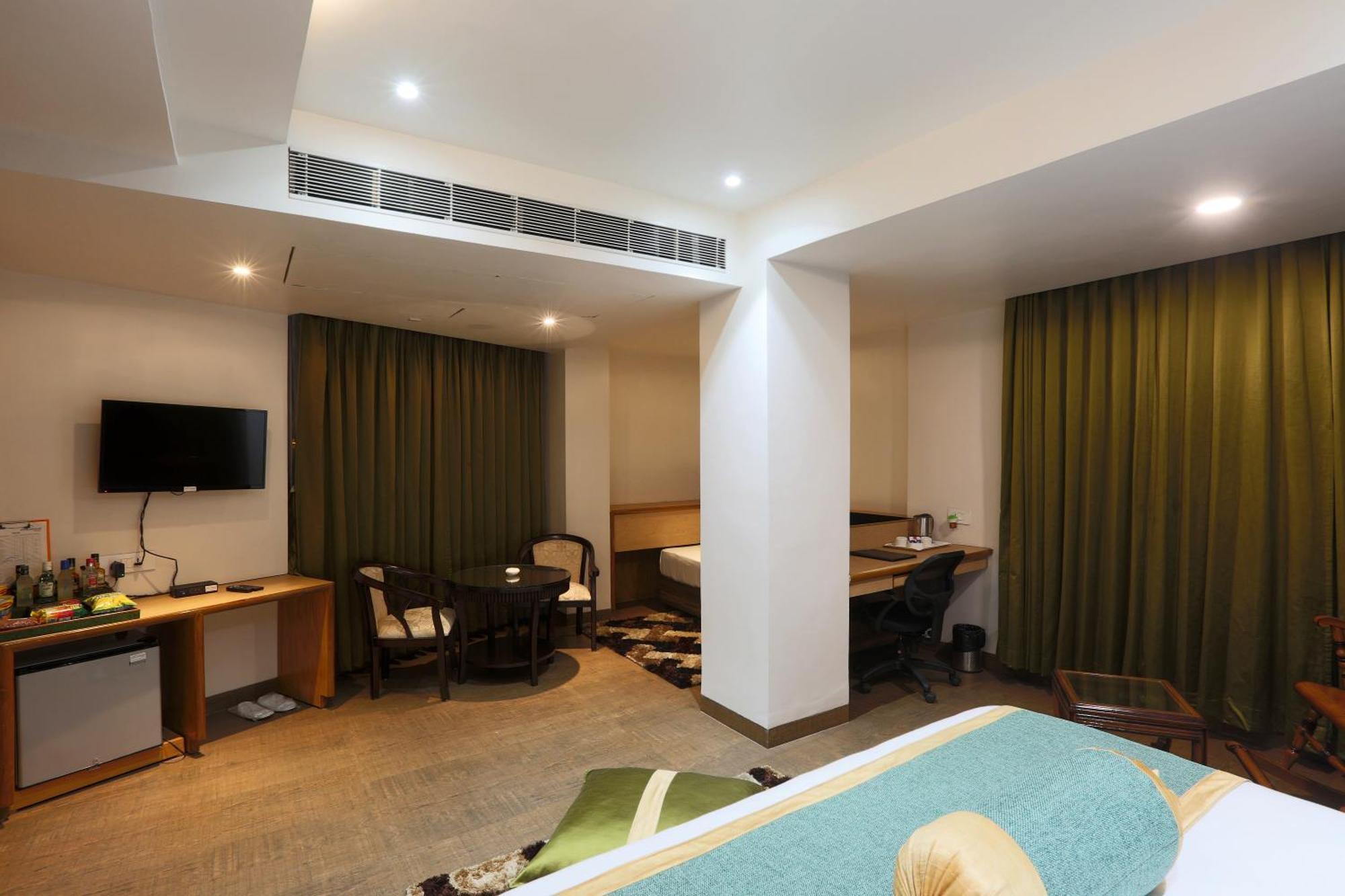 Hotel Aroma Delhi Airport 4*